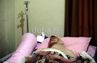 Aktris lawas Aminah Cendrakasih kini sedang terbaring tak berdaya.