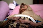 Karena Glukoma, Aminah Cendrakasih Kini Tak Berdaya