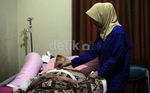 Karena Glukoma, Aminah Cendrakasih Kini Tak Berdaya