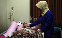 Ia sendiri tak mengetahui mengapa ibunya bisa menderita glukoma seperti sekarang.
