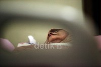 Tak hanya satu penglihatannya saja yang kini tak berfungsi. Kedua matanya sudah tak lagi bisa melihat jelas.