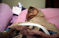 Sempat dilakukan operasi terhadap mata kanannya, namun tak berdampak seperti yang diharapkan.