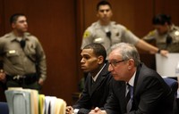 Pelantun 'Yeah3x' itu hadir bersama kuasa hukumnya Mark Geragos. David McNew/Getty Images.