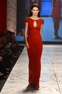 Kendall saat beraksi di catwalk. Frazer Harrison/Getty Images for Heart Truth.