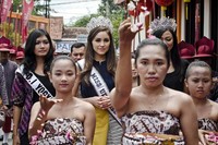 Olivia Culpo disambut dengan iring-iringan prajurit Bregodo. Ulet Ifansasti/Getty Images.