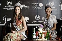 Ia ditemani Puteri Indonesia 2013 Whulandary Herman. Ulet Ifansasti/Getty Images.