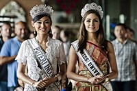 Miss Universe 2012 mengenakan busana batik. Ulet Ifansasti/Getty Images.