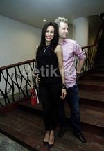 Sophia Latjuba Gandeng Pria Bule