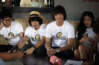 Keempat pemuda kreatif itu tetap dalam formasi bandnya yang digawaing oleh Kevin, Widi, Tryan dan Raka.