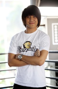 Kini Vierratela berada di label milik Kevin yang didukung oleh kedua orang tuanya yang memang berprofesi musisi.