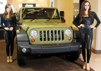 Jeep Wrangler ditawarkan dengan beberapa perubahan di eksterior antara lain perubahan di pelek motif dan ukuran berbeda. Pada Sport X kini memiliki ukuran 16 inci cast icon slot spoke palang 5, Renegade dan Renegade Plus serta Platinum yang memakai velg alloy, Moab Sparke, palang lima.