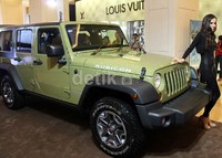 Sedangkan Jeep Wrangler Rubicon dengan pelek 17 inci, mineral grey HOY (Honour Your Origin). Pemberian nama karena terdapat siluet edisi perdana dari Jeep di tahun 1942 pada tepian pelek. Di bagian interiornya kini terdapat perubahan pada seat cushion, lampu baca, cup hodler, serta sistem audio.