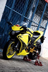 Untuk memodifikasi dengan tema Bumblebee, sang modifikator hanya melakukan perubahan sedikit pada bagian bodi dan menggunakan kaki-kaki moge (motor gede) milik CBR600 dan CBR1000. (dok Ariawan).