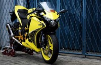 Karena Bumblebee di film Transformer dilumuri warna kuning mencolok maka Raymond juga memilih warna kuning yang mirip dengan tokoh idolanya. Alhasil CBR250R miliknya berwarna kuning mencolok dan sedikit diberikan sentuhan grafis. (dok Ariawan).