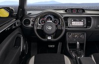 Interior Beetle GSR. Jika dulu GSR interiornya menggunakan kombinasi warna hitam dan kuning, maka untuk model terbaru ini digantikan dengan lapisan kulit pada kemudi dan jok sporty. (dok Volkswagen)