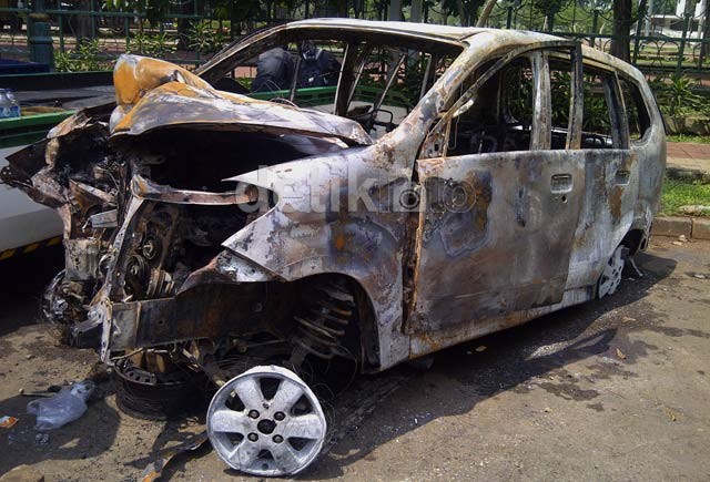 Tabrak 8 Motor, Avanza Dibakar