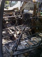 Tabrak 8 Motor, Avanza Dibakar