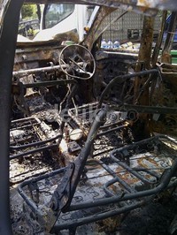 Sebelum mobilnya dibakar, Toni sempat jadi bulan-bulanan warga. Rina Atriana/detikcom.