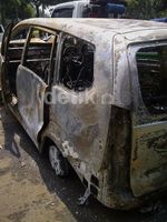 Tabrak 8 Motor, Avanza Dibakar