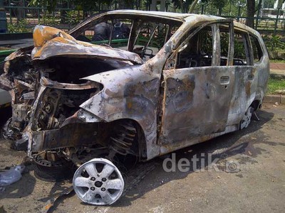 Tabrak 8 Motor, Avanza Dibakar