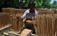 Cuaca menjadi kendala dalam produksi hio karena adonan hio yang sudah dilekatkan pada lidi harus dijemur tiga hari.
