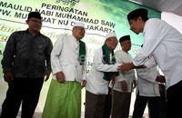 Jokowi disambut para Kiyai NU sat tiba di lokasi acara.