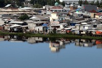 Suasana rumah-rumah kumuh di sekitar waduk Pluit, Penjaringan, Jakarta Utara.