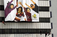 Menpora Roy Suryo (kanan), melambaikan tangan sambil melakukan rappelling saat membentangkan sapnduk raksasa bertuliskan Perangi Narkoba Raih Prestasi.