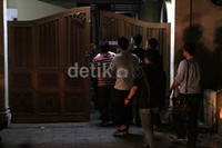 Di rumah Anas terlihat sangat ramai. Mereka tampak berkerumun di sebuah ruang tengah rumah ini.