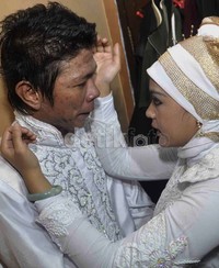     Seperangkat alat solat dan emas 5 gram jadi mas kawin mereka. Fakhmi Kurniawan/detikFoto.