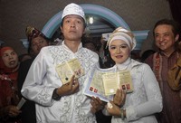     Andhika dan CC pamerkan buku pernikahan mereka. Fakhmi Kurniawan/detikFoto.
