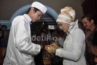     Proses tukar cincin antara keduanya. Fakhmi Kurniawan/detikFoto.