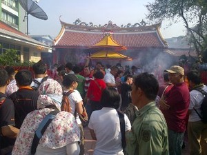 Rayakan Imlek, Ribuan Orang Padati Vihara Dharma Bhakti Petak Sembilan