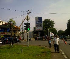 Awas! Ada Kabel Listrik Menjuntai di Perempatan Cilandak