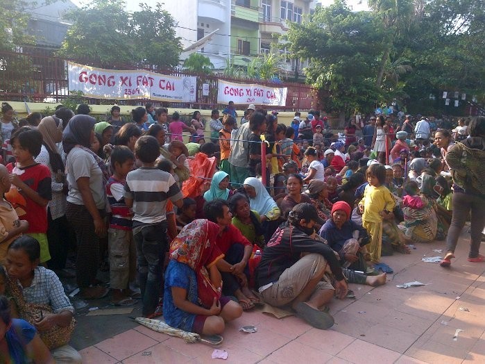 Harap Angpau Imlek, Ribuan Pengemis Menyemut di Vihara Dharma Bhakti