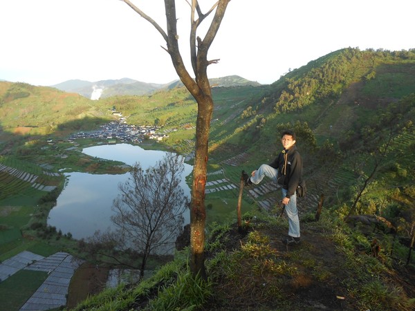 Cahaya Emas Puncak Gunung  Sikunir di  Pagi  Hari 