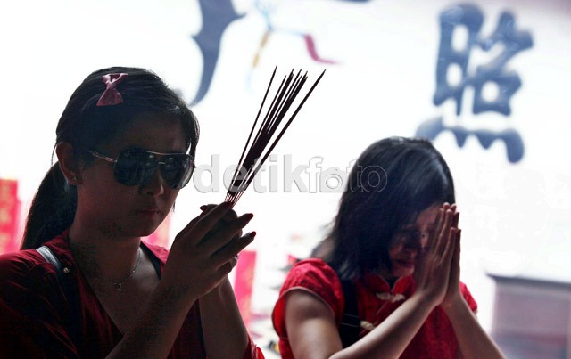 Umat Konghucu Khusyuk Berdoa