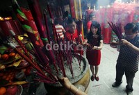 Mereka menyalakan dupa dan berdoa.