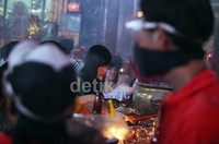 Umat Khonghucu terus berdatangan untuk berdoa.