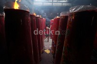  Asap hasil pembakaran dupa tampak memenuhi ruangan.
