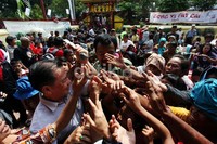 Para pengemis memadati Vihara Dharma Bhakti, Petak Sembilan, Jakarta Barat.