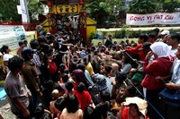 Para pengemis mengentre untuk mendapatkan angpao.