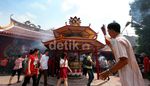 Warga Tionghoa Rayakan Imlek di Vihara Dharma Bakti
