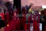 Warga Tionghoa Rayakan Imlek di Vihara Dharma Bakti