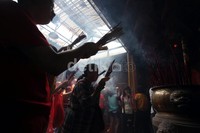 Mereka berdoa menyambut Imlek 2564 yang jatuh hari ini.