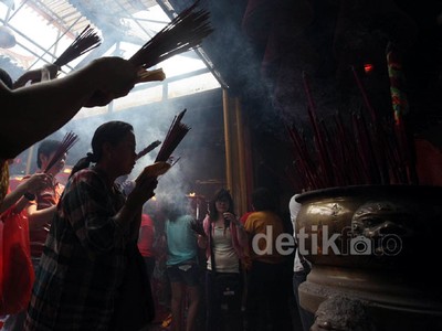 Warga Tionghoa Rayakan Imlek di Vihara Dharma Bakti