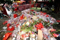     Sampah sisa Imlek menumpuk di halaman Vihara Dharma Bhakti Petak Sembilan, Glodok, Jakarta Barat.