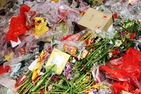 Sampah tersebut menumpuk di halaman vihara.