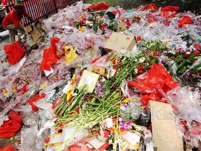 Sampah Sisa Imlek Dibersihkan
