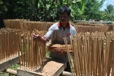 Imlek Bukan Lagi Ladang Rezeki Bagi Pengrajin Hio di Demak